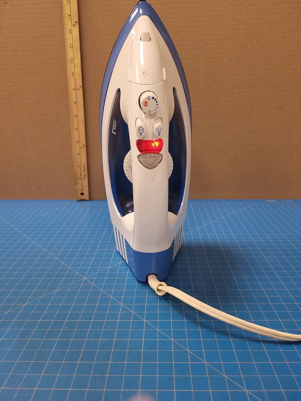 Oreck JP8100CB Cord Cordless Steam Iron Home Laundry Appliance Clothes Pressing
